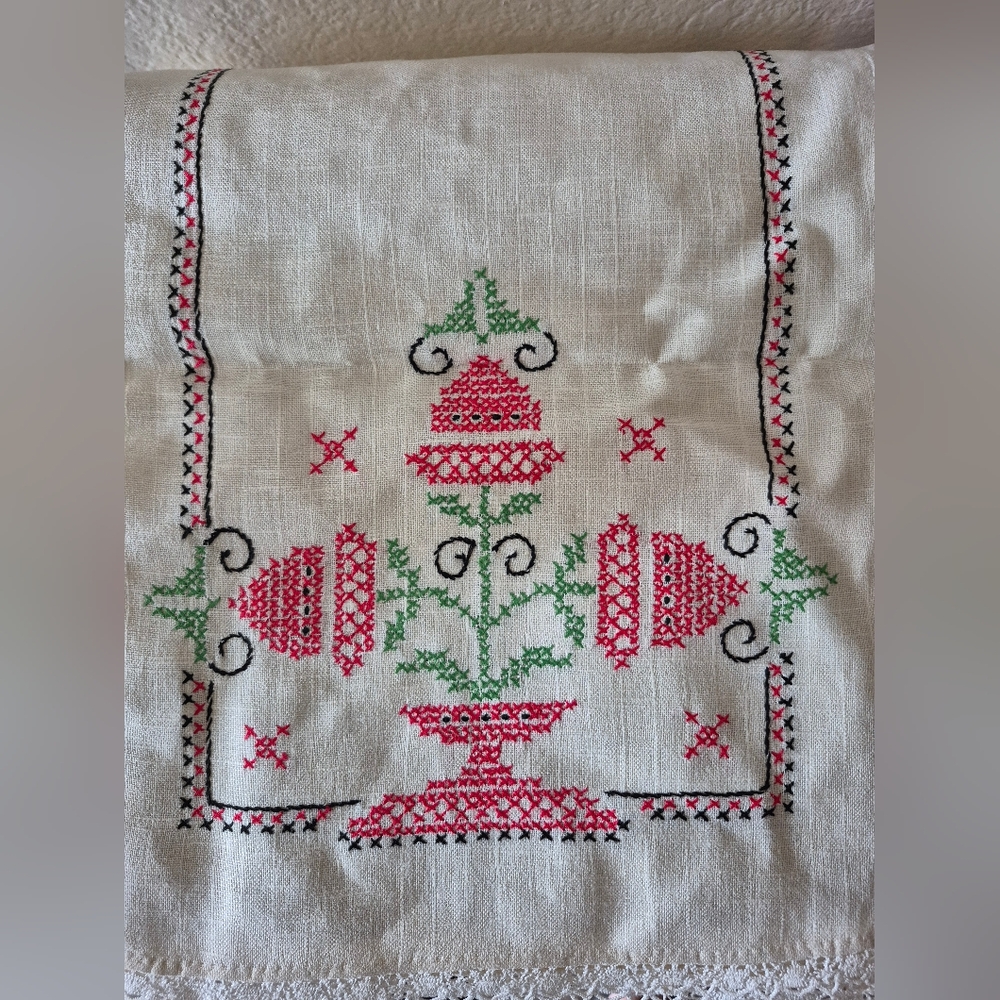 Vintage Embroidered Linen Tablerunner With Lace Trim.